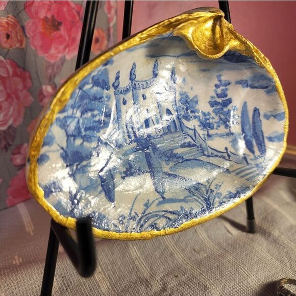 DECOUPAGE CLAM SHELL DECOUPAGE BLUE CASTLE ON A CLAM SHELL TRINKET DISH - Picture 2 of 10